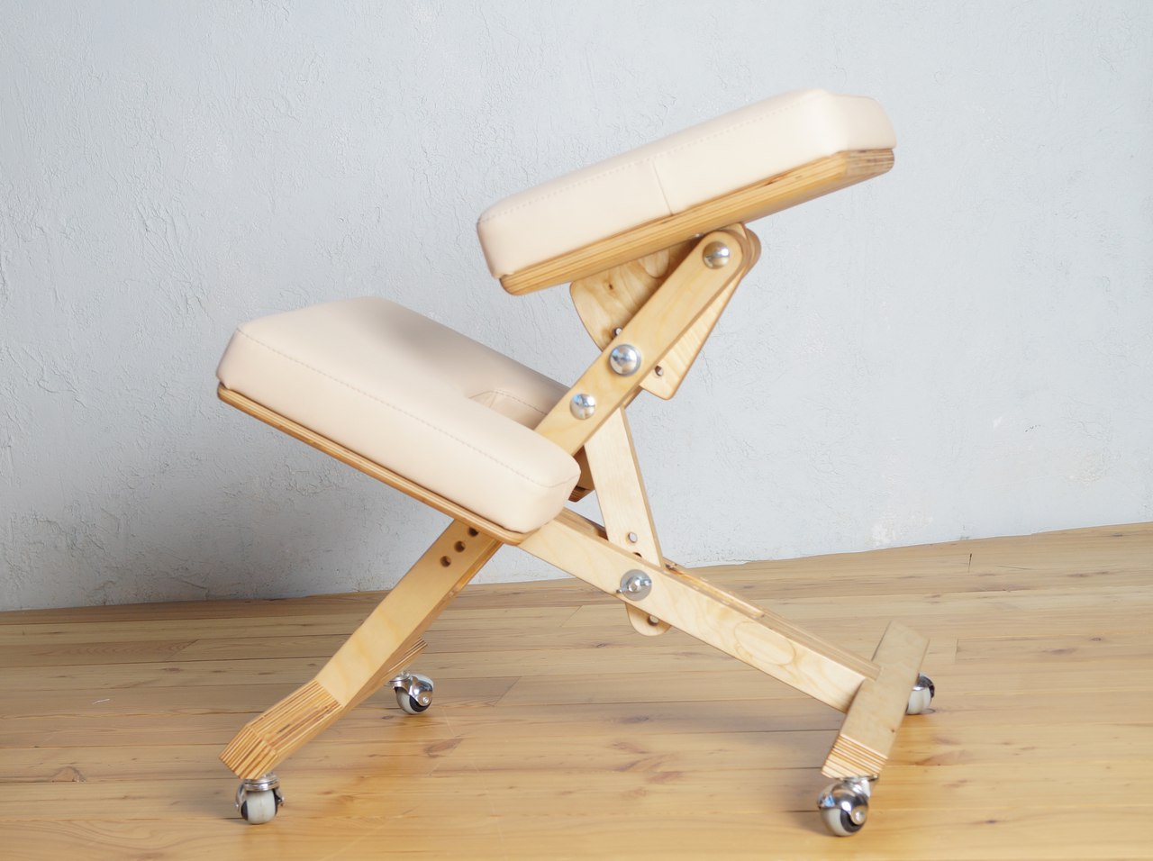 Ортопедический стул из дерева